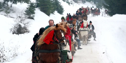 Plimbarea cu săniile trase de cai reprezintă o atracţie de nerefuzat pentru cei mai mulţi dintre turişti.