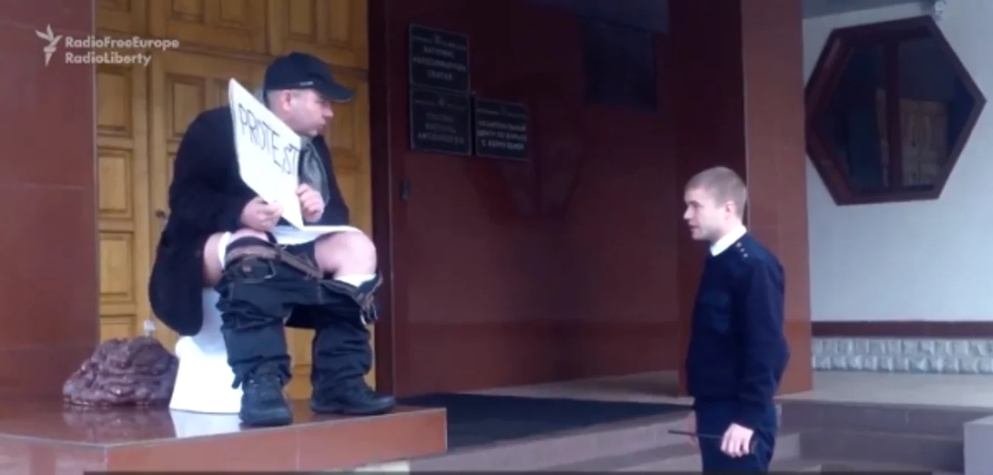 Anatol Mătăsaru a protestat în fața Centrului Anticorupție din Republica MoldovaFoto: captură video
