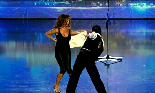 Mihaela Rădulescu a dansat pe scenă alături de un concurent  jpeg