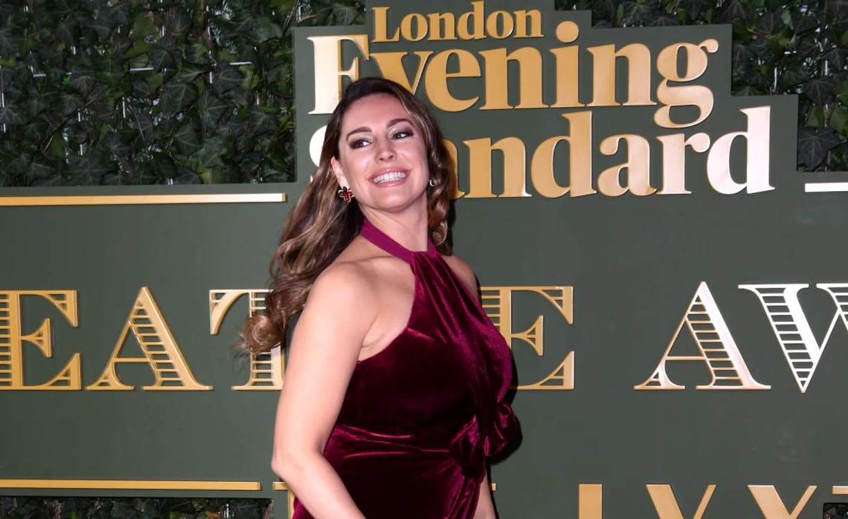 
    Kelly Brook a fost invitată la Evening Standard Theatre Awards, unde a purtat o rochie de catifea roşieFoto: Wenn  