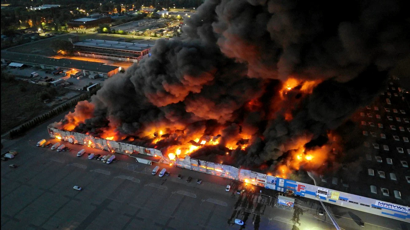 Magazinul de mobilă incendiat. FOTO: X / @JayinKyiv
