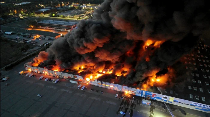 Magazinul de mobilă incendiat. FOTO: X / @JayinKyiv