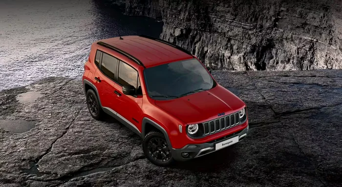 Vehicul Jeep Renegade de culoare roșie
