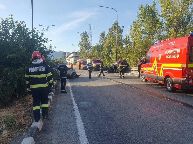 Accident cu mai multe victime pe DN 6, în Orșova. Două persoane au fost găsite inconștiente