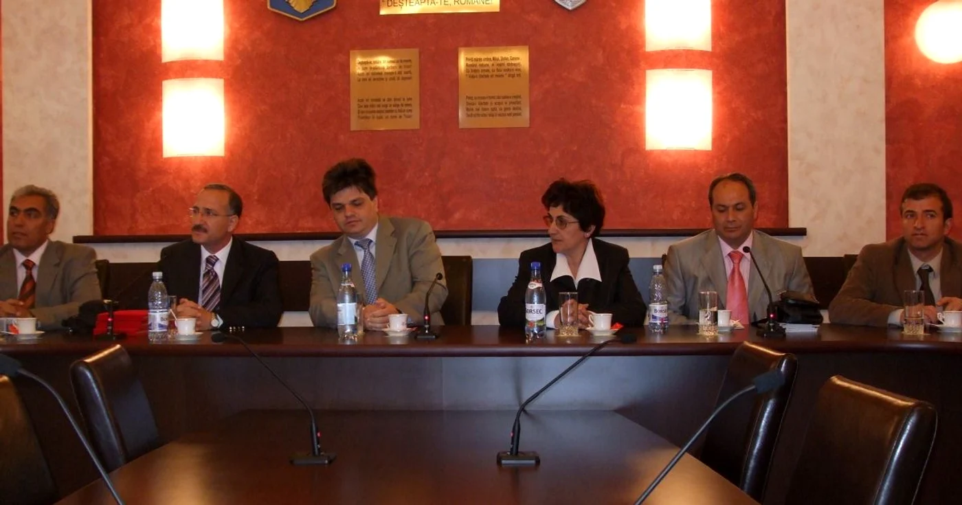 Romeo Rădulescu (centru) ar putea ţine locul primarului 