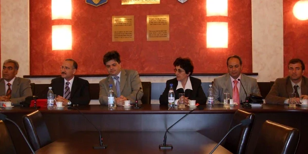 Romeo Rădulescu (centru) ar putea ţine locul primarului 