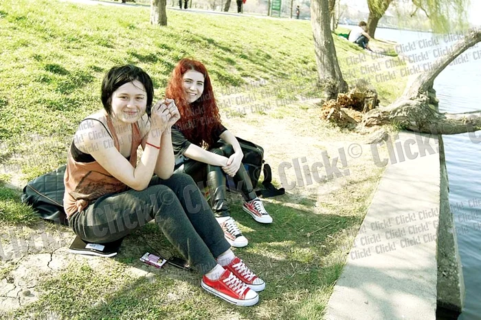 Roxana (20 de ani) a ales cea mai scurtă fustiţă din garderobă, iar prietena ei Mădălina (19 ani) şi-a etalat buricul (Fotografii: Dorin Constanda)