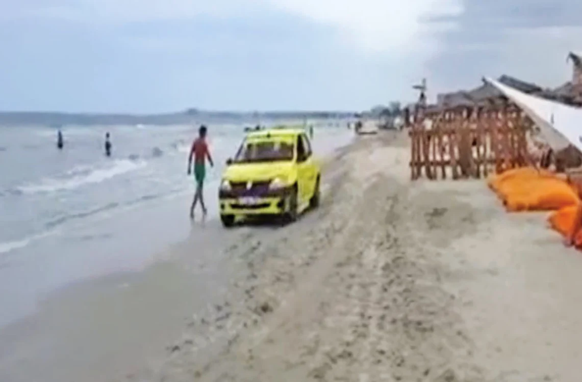 Pentru şofer nu a contat că pe plajă se aflau şi copii şi se putea produce o tragedie în orice momentCaptură: România TV