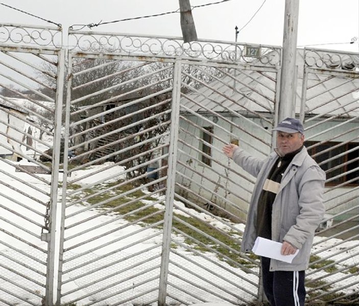 Un bărbat din Vaslui a pus poartă la drumul public. Tot el este supărat pe oamenii din sat: „Nimic nu le convine“