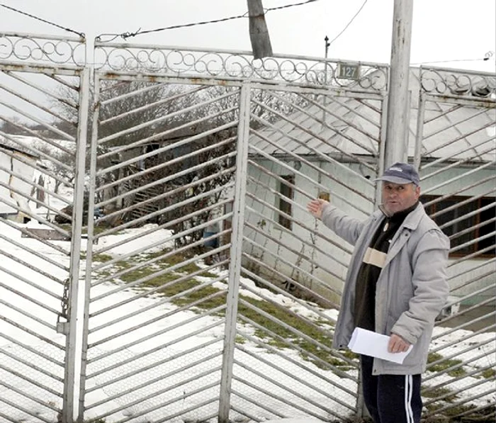 Gheorghe Hurbaia nu mai poate ajunge la proprietatea sa din cauza porții FOTO Vremea Nouă