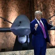 Donald Trump cu o dronă în spate FOTO AFP