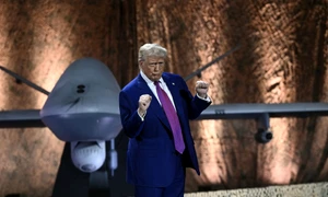 Donald Trump cu o dronă în spate FOTO AFP