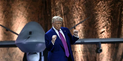 Donald Trump cu o dronă în spate FOTO AFP