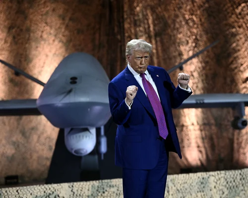 Donald Trump cu o dronă în spate FOTO AFP