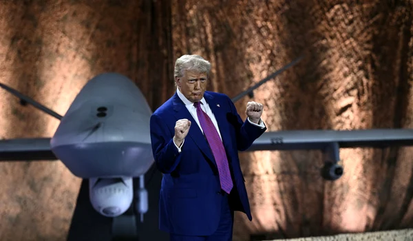 Donald Trump cu o dronă în spate FOTO AFP