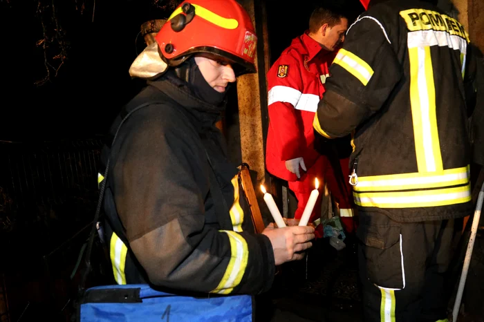 
    Pompierii nu au putut să le salveze pe fetiţă şi bătrănăFoto: ISU Bucureşti  