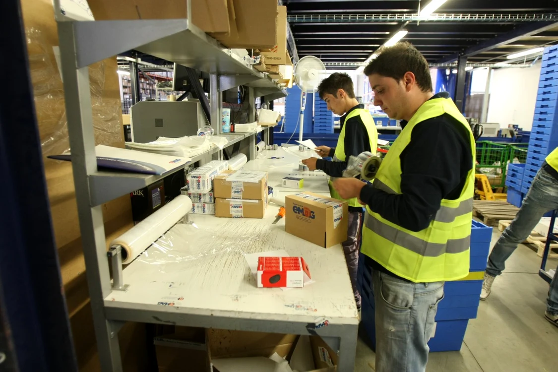 Comanda fermă dată printr-un click de clientul online pune în mişcare o întreagă industrie. FOTO: Marian Iliescu