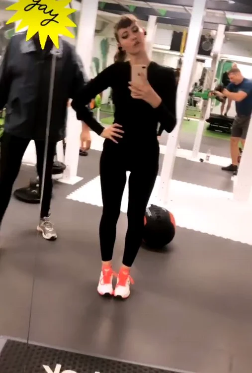 iulia Albu, în puţinele ocazii în care se deyvăluie în echipament sportiv 