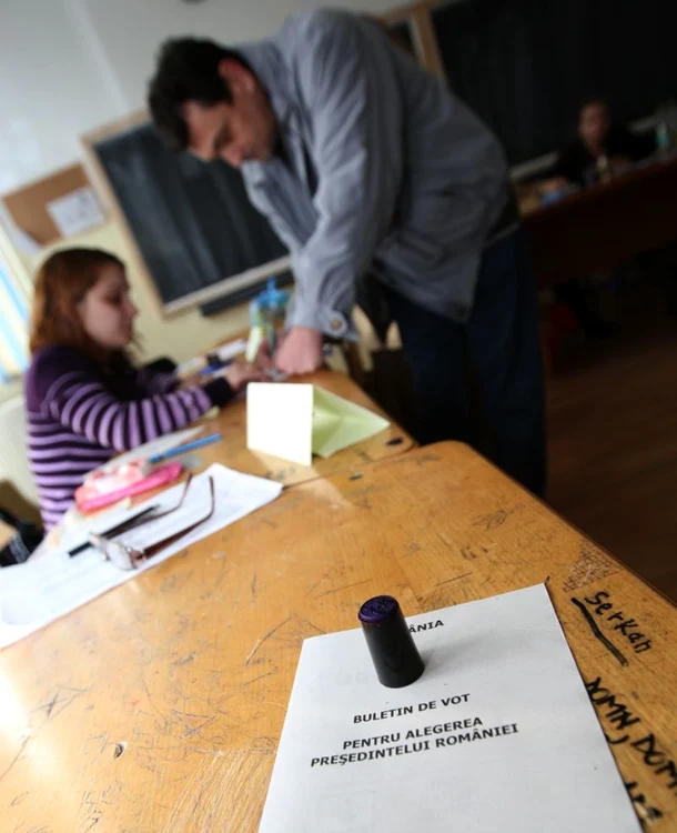 
    Alegătorii s-ar putea prezenta la urne până la ora 24.00foto: arhiva Click!  