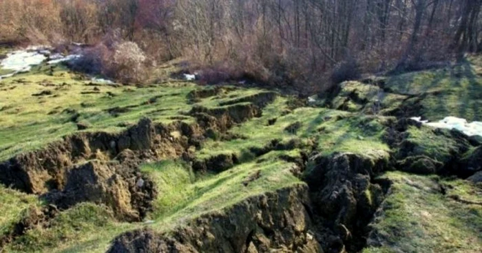 Alunecare de teren în vecinătatea satului Izvoarele Foto: Costel Crângan