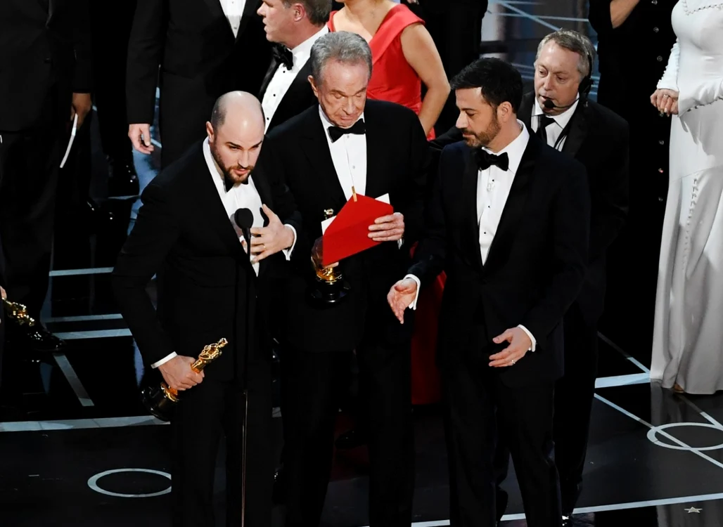 Fred Berger (stânga), producătorul „La La Land“, anunţat greşit drept Cel mai bun film, alături de Warren Beatty, autorul erorii, şi de Jimmy Kimmel, gazda evenimentului FOTO Guliver/Getty Images