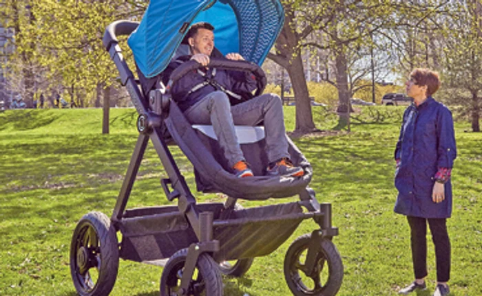 
    Tăticii sunt  fericiţi  în cărucior  