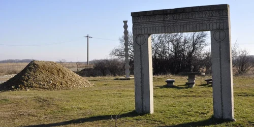 clonele sculpturilor lui brancusi la marman-mehedinti FOTO Corina Macavei 