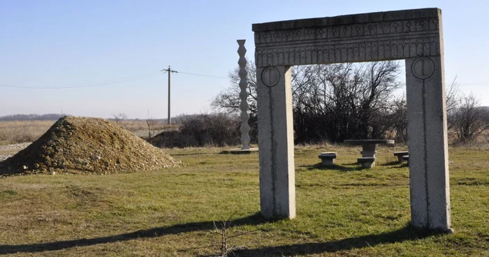 Clonele pot fi văzute la intrare în satul Marman FOTO Corina Macavei