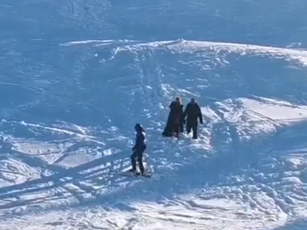 Cei doi se aflau pe pârtia de pe Masivul Postăvaru/FOTO: Captură video Jandarmeria Română