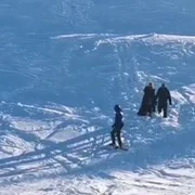 turisti coborati de un jandarm de pe partia de schi foto jandarmeria romana png