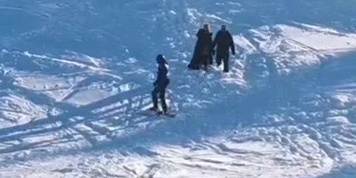 turisti coborati de un jandarm de pe partia de schi foto jandarmeria romana png