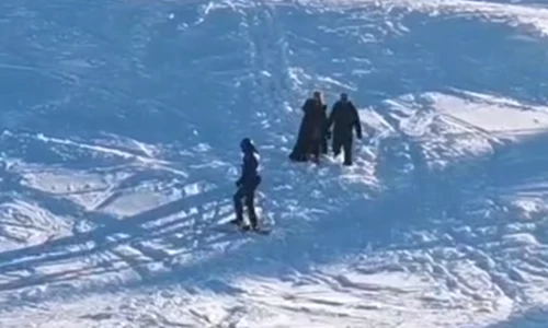 turisti coborati de un jandarm de pe partia de schi foto jandarmeria romana png