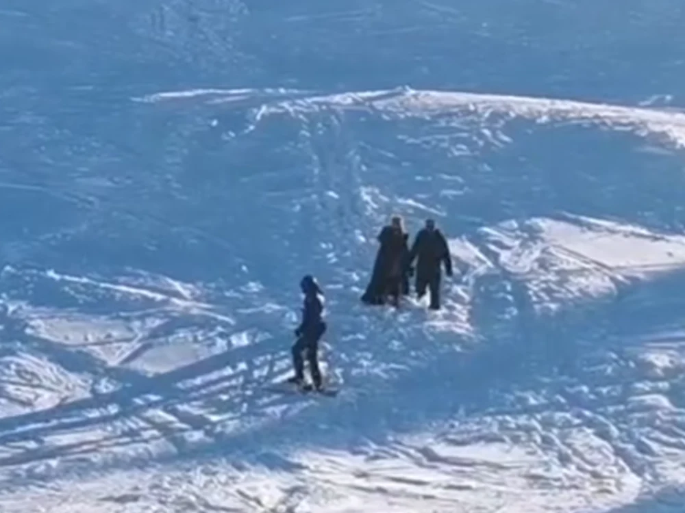 O femeie în fustă a fost coborâtă de pe pârtie de un jandarm: „Pârtia de schi nu este podium de modă”