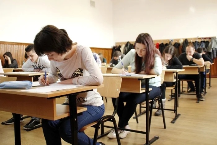 Zilele în care sălile de examene erau pline de liceeni au apus