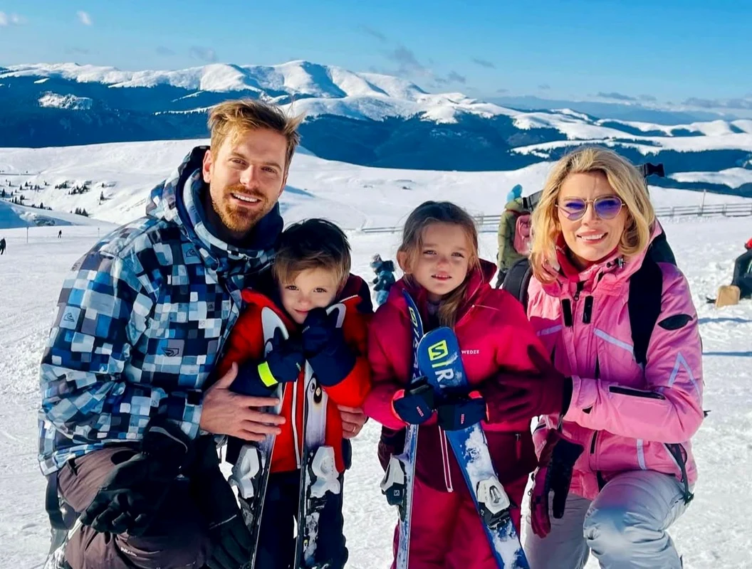 Pentru că gemenii Laufer, de aproape 4 ani, Davina și Nathaniel, au fost obișnuiți de mici cu schiatul și sporturile de iarnă, mămica lor a vrut să bifeze o nouă vacanță la munte, la zăpadă