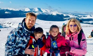 Pentru că gemenii Laufer, de aproape 4 ani, Davina și Nathaniel, au fost obișnuiți de mici cu schiatul și sporturile de iarnă, mămica lor a vrut să bifeze o nouă vacanță la munte, la zăpadă