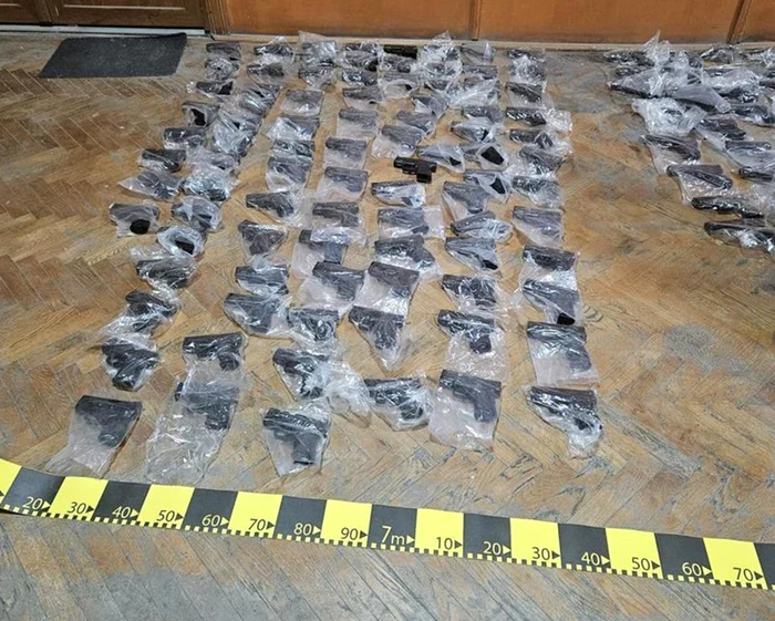 131 de arme și sute de încărcătoare, într-un camion la Calafat. Foto: Poliția de Frontieră