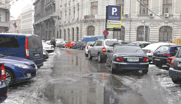 
    Pe strada Toma Caragiu e plin de  maşini, deşi parcarea e interzisă  