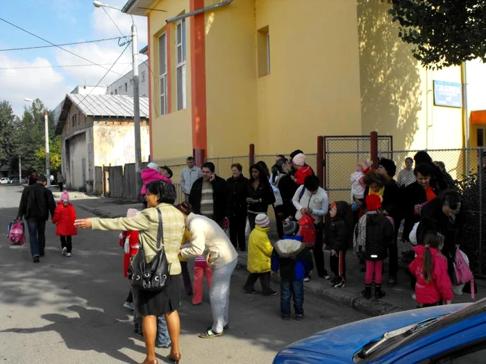 De ani buni, părinții își aduc copiii la grădinița de lângă bordel foto: Alexandru Boștină