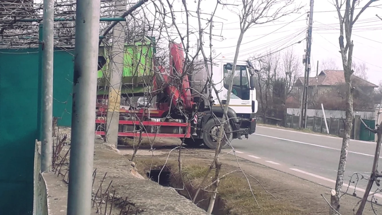 Gunoiul a fost descărcat în curtea unui localnic Foto: Poliţia Locală Târgu Jiu