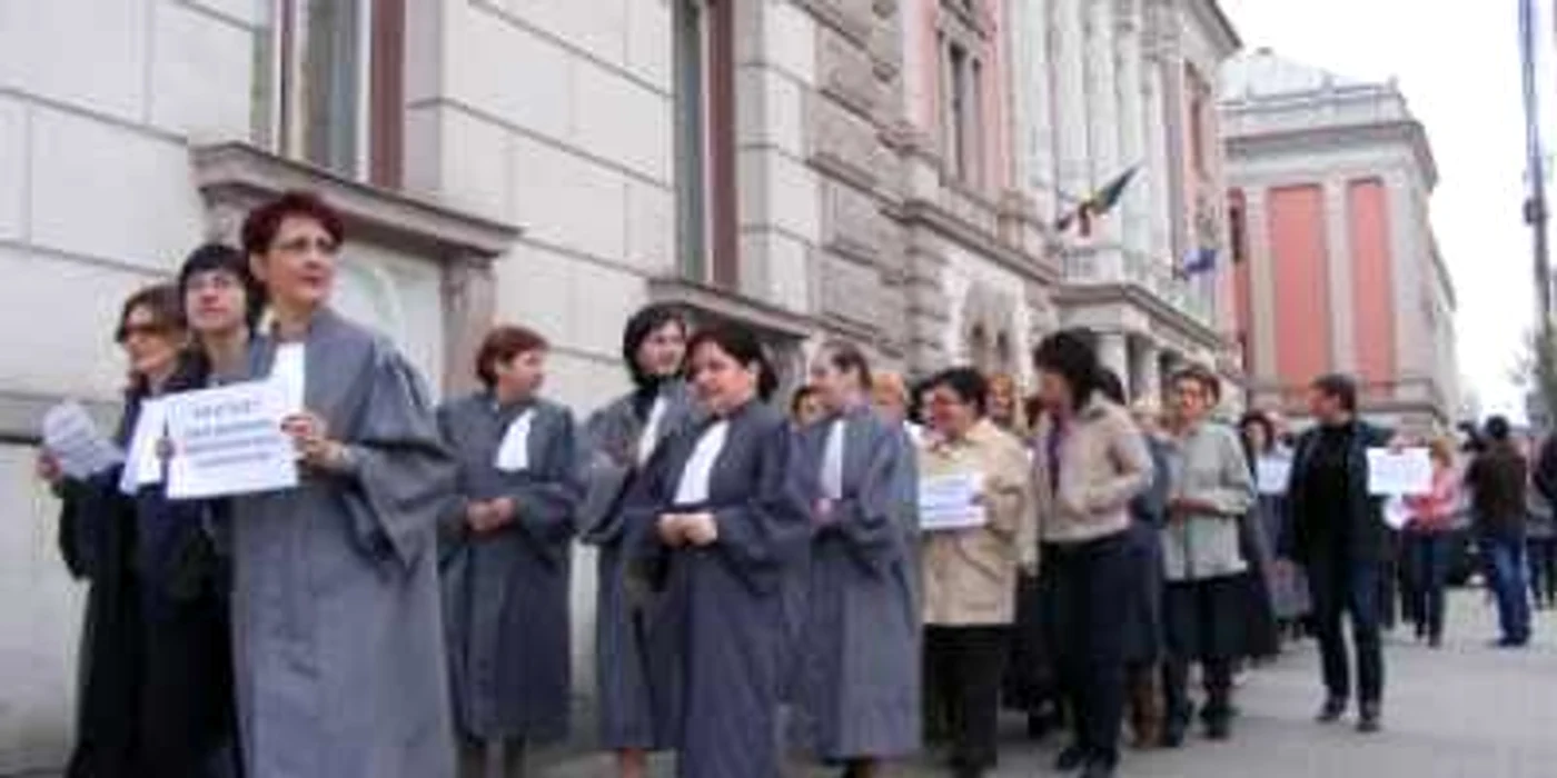 Craiova: Justiţia e blocată!