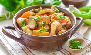 Tocanita cu carne de por si legume  Sursa foto shutterstock 144242482 jpg