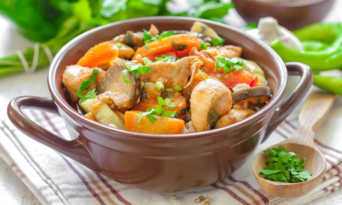 Tocanita cu carne de por si legume  Sursa foto shutterstock 144242482 jpg