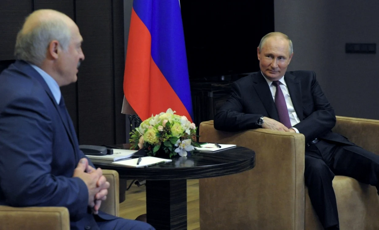 Aleksandr Lukaşenko (stânga) şi Vladimir Putin în cadrul unei întrevederi FOTO EPA-EFE