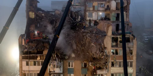 Eforturile de salvare continuă la Ternopil FOTO EPA EFE jpg