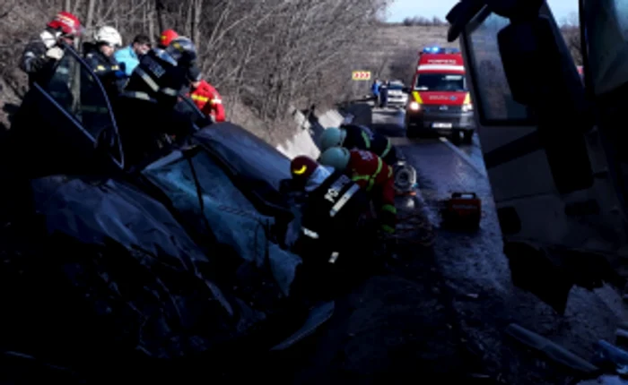 VIDEO Accident grav pe DN65 PiteÅti - Slatina, unde un autoturism a fost izbit frontal de un tir. Una dintre victime au fost preluatÄ de elicopterul SMURD