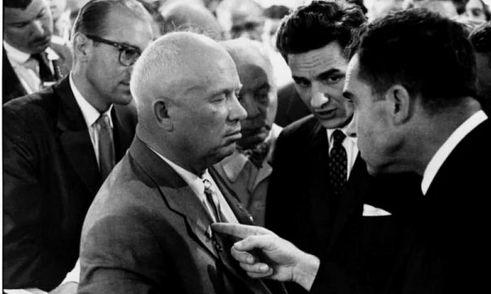 Povestea fotografiei „dezbaterii din bucătărie” dintre Richard Nixon şi Nikita Hruşciov jpeg