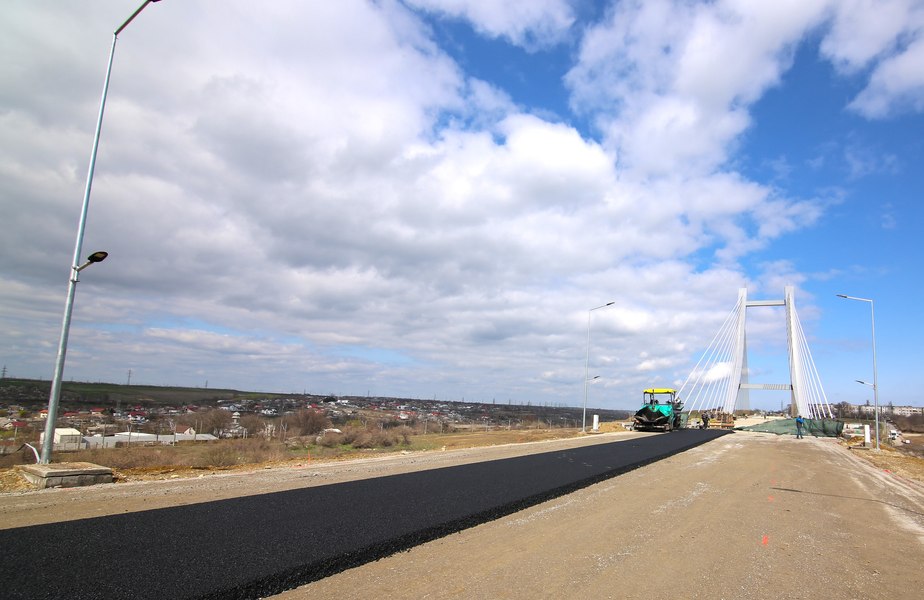 Primele imagini cu asfaltarea podul hobanat, cel mai mare proiect de infrastructură din ultimii 30 de ani din Galați VIDEO 