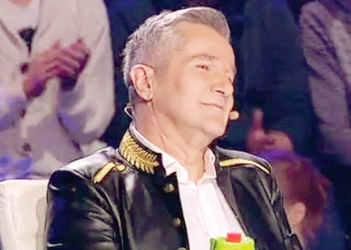 Solistul a rămas cu o cicatrice uriaşă, pe care o acoperă cu fond de ten