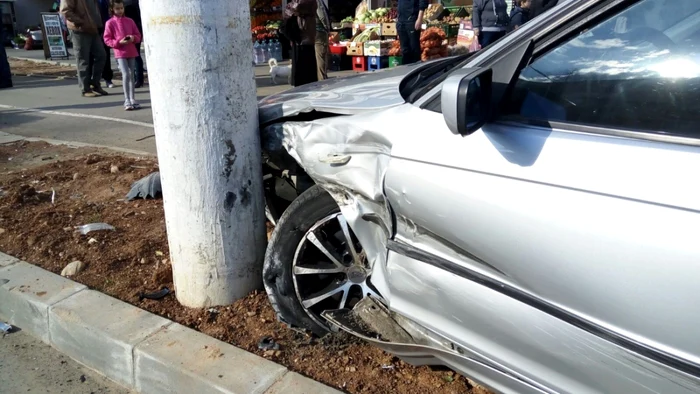 De vină ar fi, spun poliţiştii, celălalt şofer, în vârstă de 23 de ani, care nu a acordat prioritate minorului, aflat la volanul celui de-al doilea BMW FOTO Ionuţ Dima